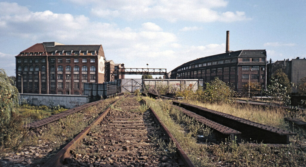 Zaun und Beschaubrücke auf der Görlitzer Bahnbrücke über den Landwehrkanal 1986